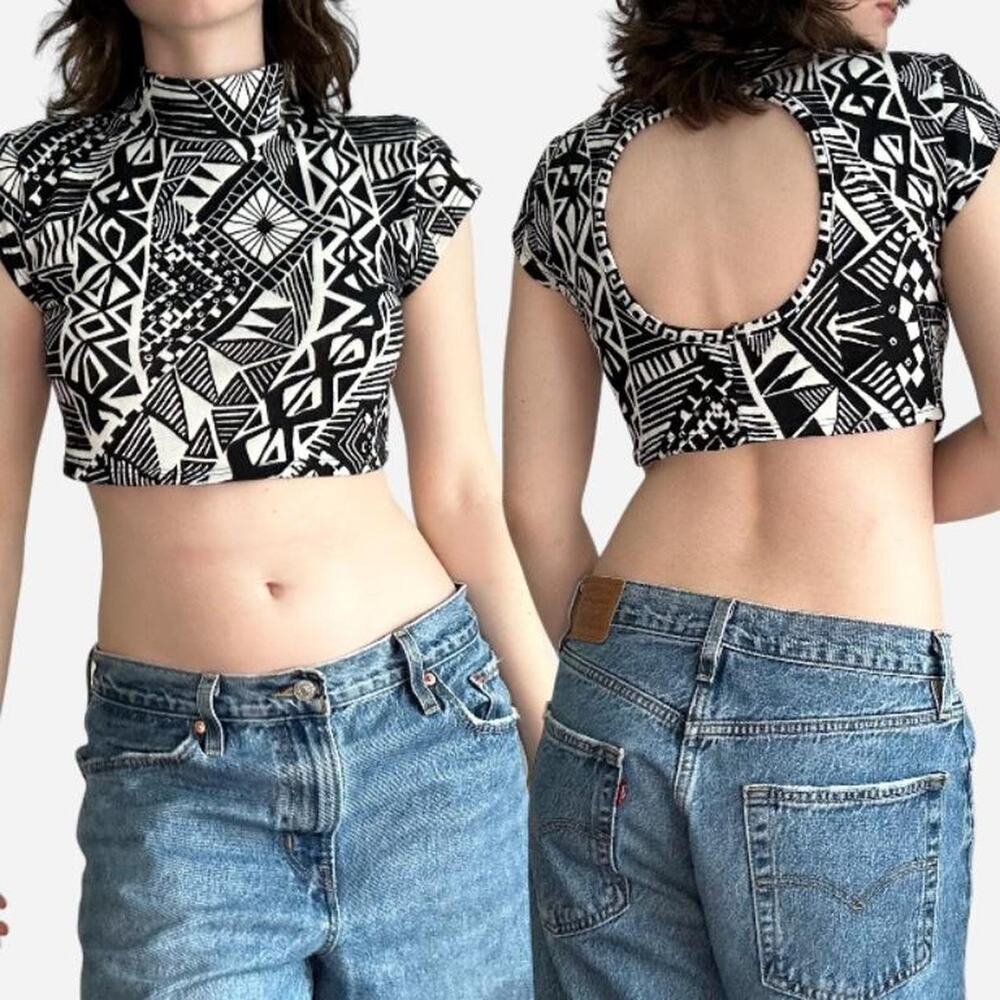Cropped short sleeve backless sexy shirt size M from Rue 21